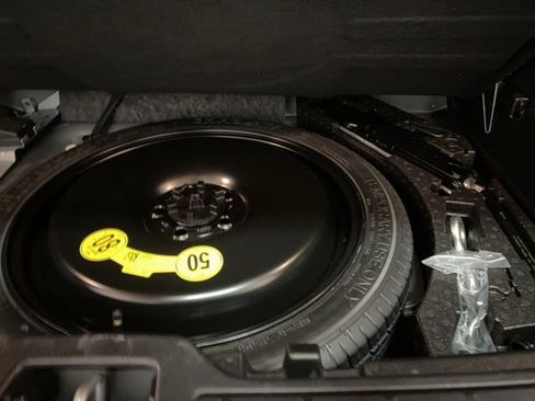 Used 2025 Volvo XC40 B5 Plus image 89