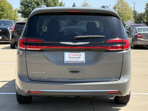 Used 2022 Chrysler Pacifica Touring-L FWD image 5