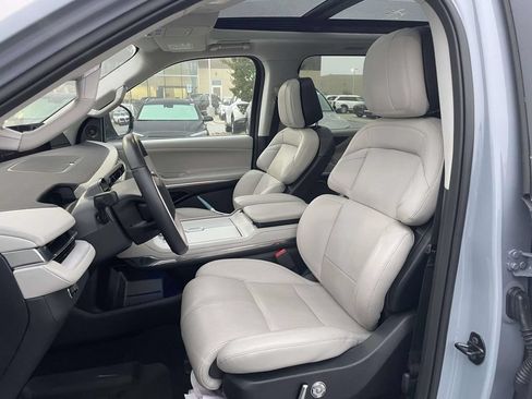 Used 2025 Lincoln Navigator Reserve AWD/4WD image 9