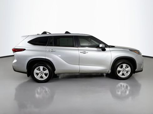 Used 2023 Toyota Highlander LE AWD/4WD image 9