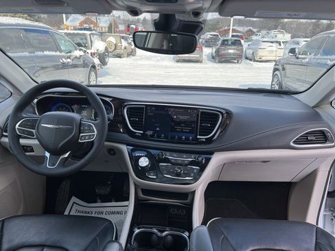 Certified 2024 Chrysler Pacifica Limited image 15