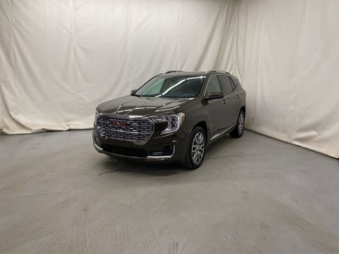 Used 2024 GMC Terrain Denali w/ Denali Premium Package image 2