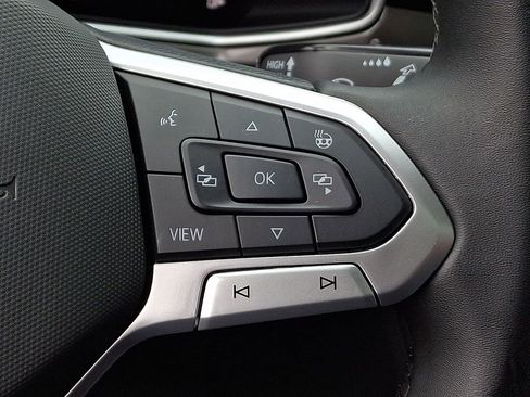 Certified 2025 Volkswagen Taos SE AWD/4WD image 21
