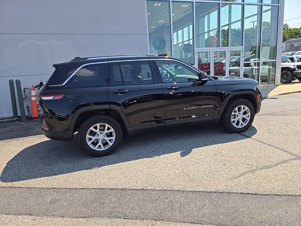 Used 2023 Jeep Grand Cherokee Limited AWD/4WD image 12