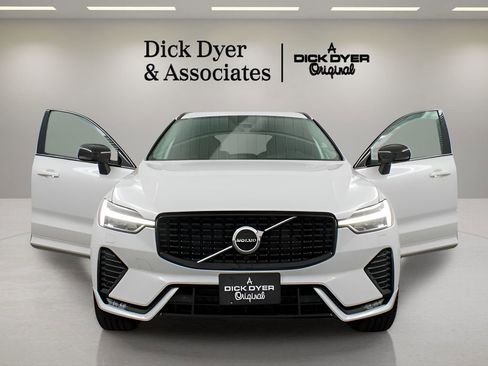 Certified 2025 Volvo XC60 B5 Core image 14