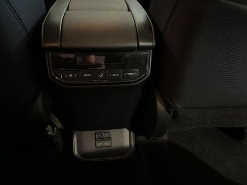 Used 2025 Toyota Highlander LE FWD image 20