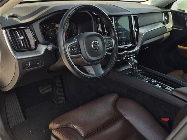 Used 2019 Volvo XC60 T5 Momentum w/ Multimedia Package AWD/4WD image 9