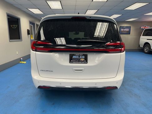 Used 2025 Chrysler Pacifica Select image 7