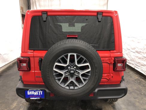 Certified 2025 Jeep Wrangler Sahara w/ Safety Group image 9