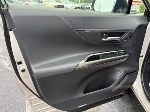 Used 2021 Toyota Venza XLE image 8