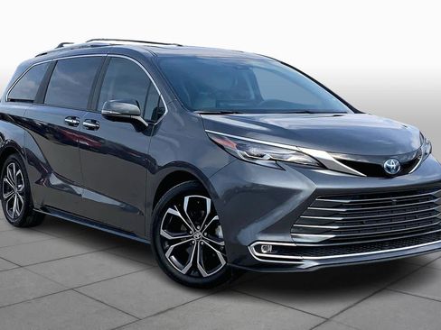 New 2025 Toyota Sienna Platinum image 3