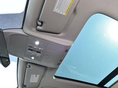 Used 2023 Volkswagen Taos SE w/ Panoramic Sunroof Package image 22