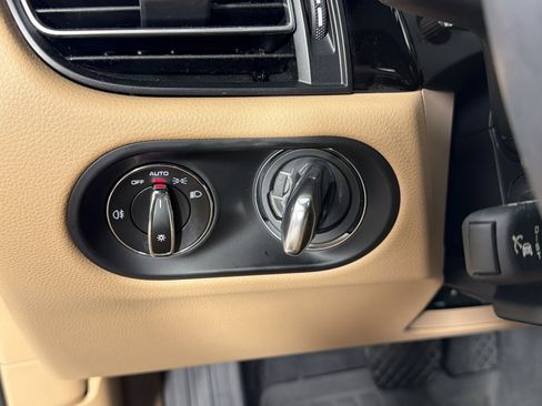 Certified 2024 Porsche Macan AWD/4WD image 18