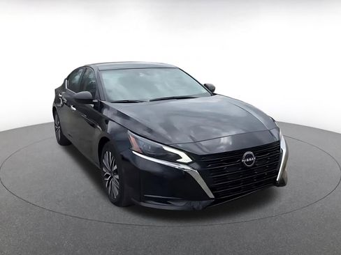 Used 2025 Nissan Altima 2.5 SV image 3