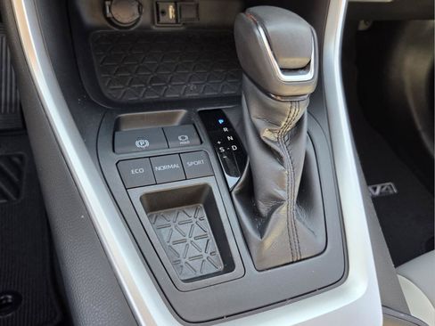 Used 2019 Toyota RAV4 XLE Premium FWD image 27