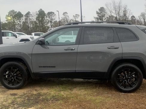 Used 2023 Jeep Cherokee Altitude Lux image 6