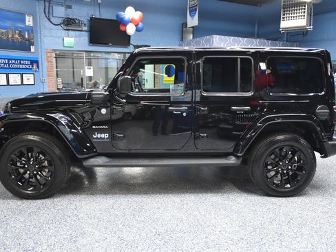 Used 2024 Jeep Wrangler Unlimited Sahara w/ Technology Group image 10