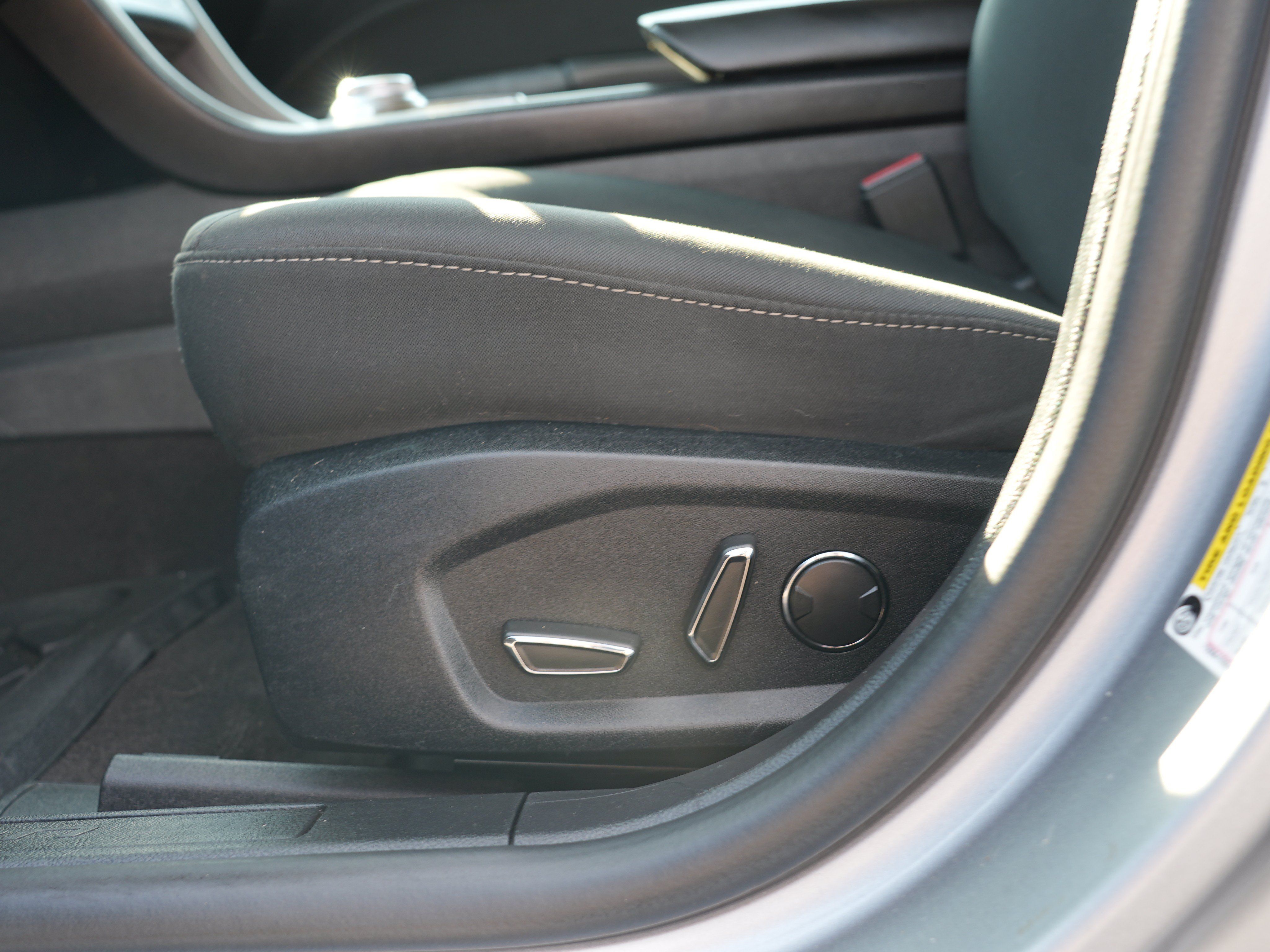 Used 2020 Ford Fusion SE FWD image 15