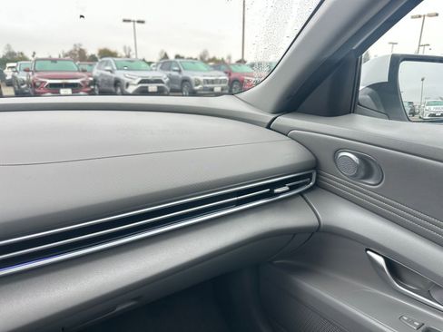 Used 2025 Hyundai Elantra SEL image 36