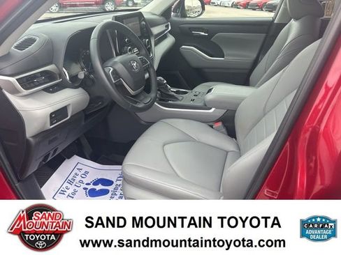 Used 2023 Toyota Highlander XLE FWD image 14