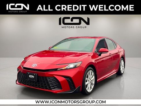 Used 2025 Toyota Camry SE image 1