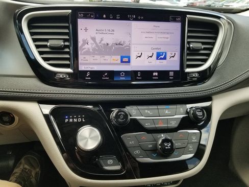 Used 2023 Chrysler Pacifica Touring-L AWD/4WD image 25