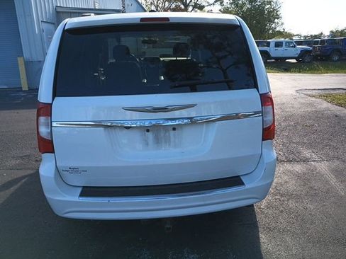 Used 2014 Chrysler Town & Country Touring image 4
