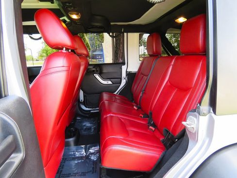 Used 2013 Jeep Wrangler Unlimited Rubicon AWD/4WD image 19