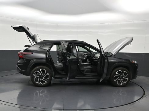Used 2025 Chevrolet Trax RS w/ Sunroof Package FWD image 33