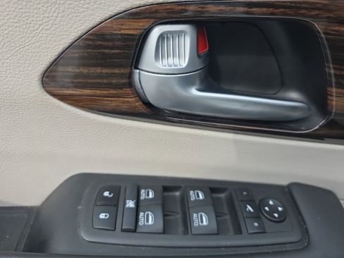 Used 2024 Chrysler Pacifica Limited FWD image 19