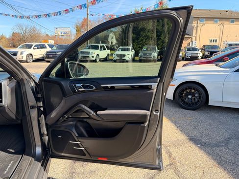 Used 2016 Porsche Cayenne GTS image 33