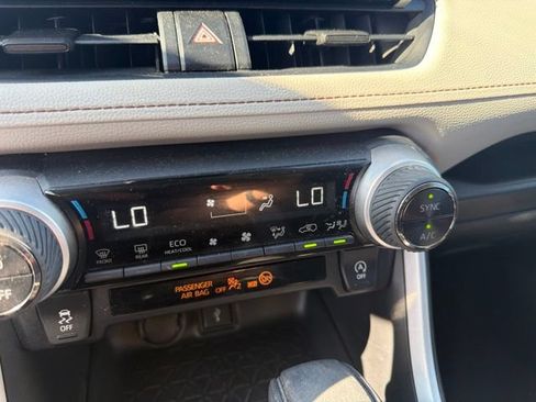 Used 2020 Toyota RAV4 XLE w/ Convenience Package FWD image 10