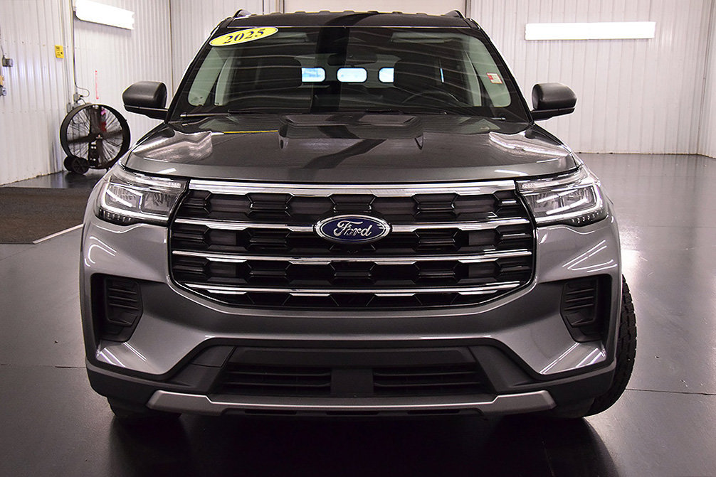 Used 2025 Ford Explorer Active AWD/4WD image 2