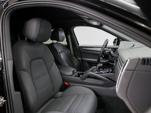 Certified 2023 Porsche Cayenne Platinum Edition image 29