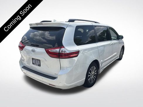 Used 2019 Toyota Sienna XLE w/ XLE Navigation Package FWD image 4