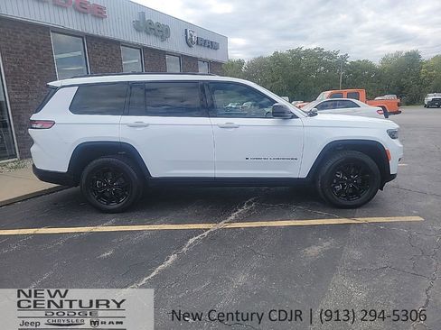 Used 2024 Jeep Grand Cherokee L Laredo image 4