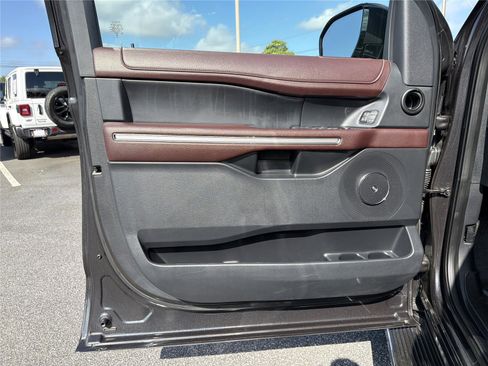 Used 2023 Ford Expedition Limited RWD image 9