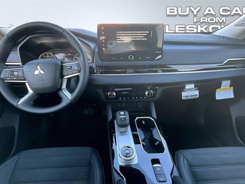 New 2025 Mitsubishi Outlander SE image 5