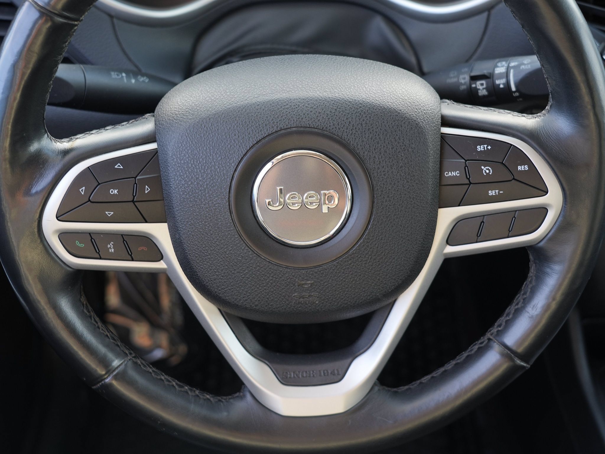 Used 2017 Jeep Cherokee Trailhawk AWD/4WD image 23
