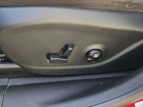 Used 2019 Jeep Cherokee Latitude Plus w/ Cold Weather Group AWD/4WD image 26