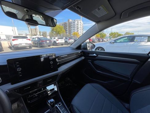 Used 2025 Volkswagen Jetta SE image 36