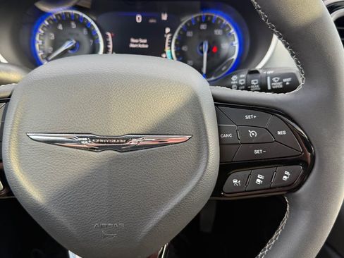 Used 2025 Chrysler Pacifica Limited image 17