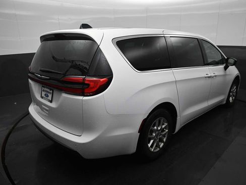 Used 2024 Chrysler Pacifica Touring-L FWD image 12