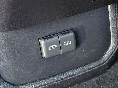 Used 2023 Toyota Highlander LE AWD/4WD image 21