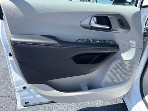 Used 2023 Chrysler Pacifica Touring-L FWD image 12