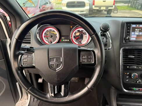 Used 2016 Dodge Grand Caravan SXT FWD image 14