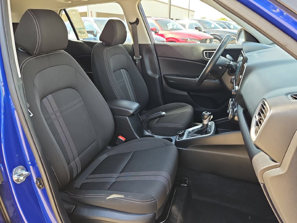Used 2025 Hyundai Venue SEL FWD image 31