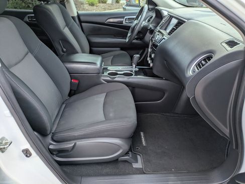 Used 2020 Nissan Pathfinder SV image 28