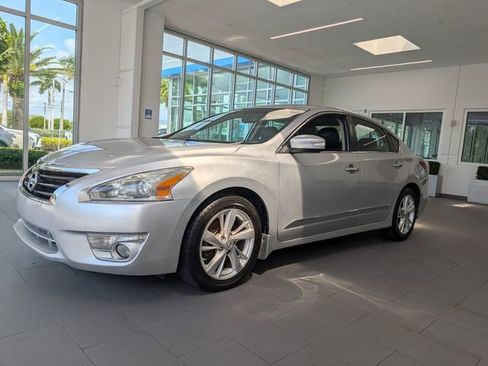 Used 2014 Nissan Altima 2.5 SL w/ Technology Package FWD image 3