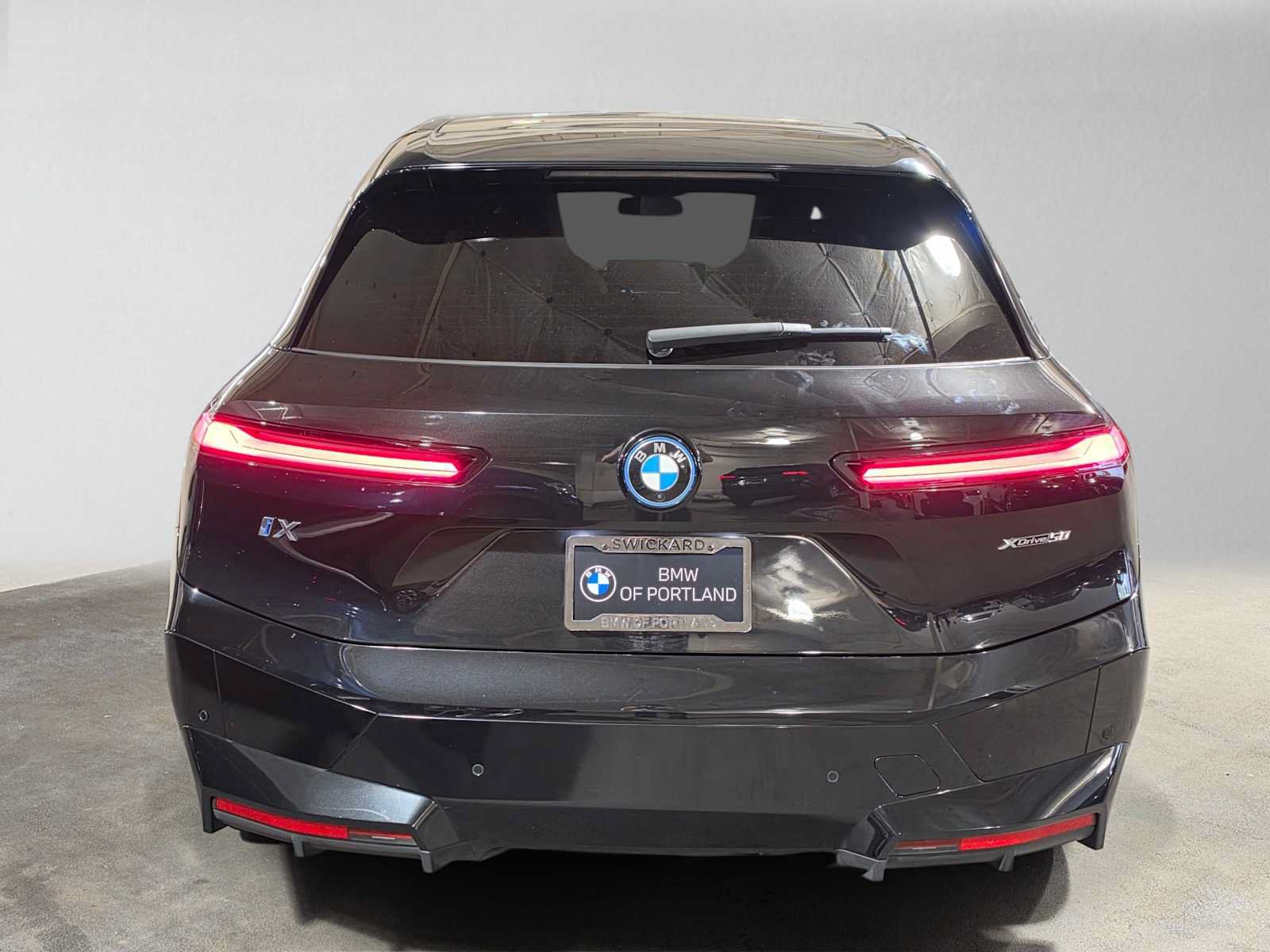 Used 2024 BMW iX xDrive50 w/ Sport Package AWD/4WD image 4
